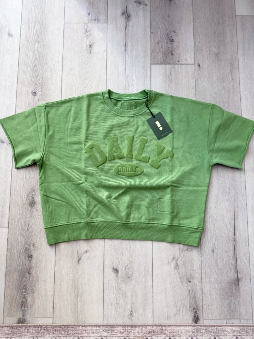 Daily Drills Cropped Sleeve Daily Crew in Lucky: Size XS/S - Picture 4 of 5